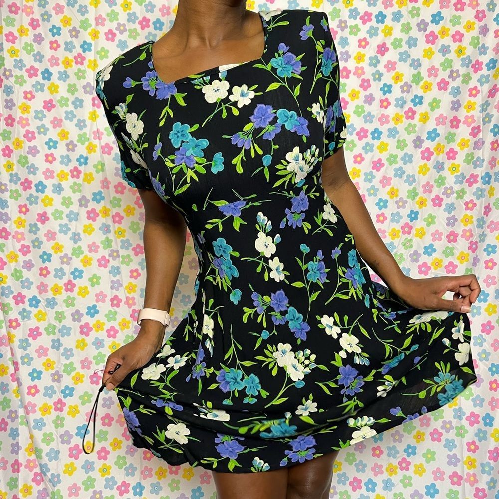 90s vintage floral dress.  Size 12P. Zips up the back. Perfect condition!